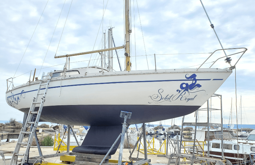 Photo d'un bateau avec personnalisation sticker